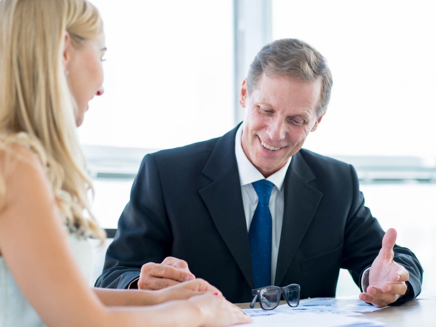 adwokat tłumaczy klientce, kiedy możliwe jest odzyskanie prawa jazdy