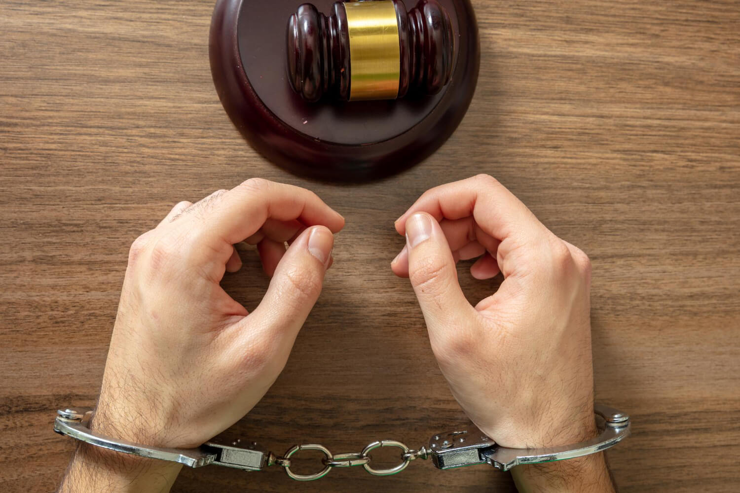 mężczyzna czeka na decyzję sądy co do przerwy w karze pozbawienia wolności